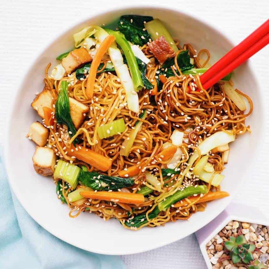 featured image of tofu vegetable chow mein