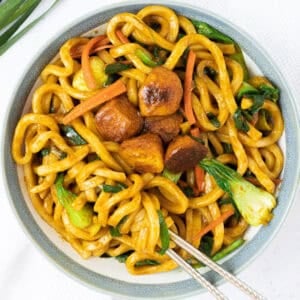 featured image of curry udon noodle stir-fry