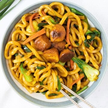 featured image of curry udon noodle stir-fry