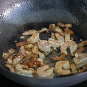 Minced garlic and shrimp frying with pork belly.