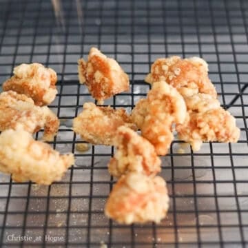 Crispy fried popcorn chicken sprinkled with five-spice seasoning.