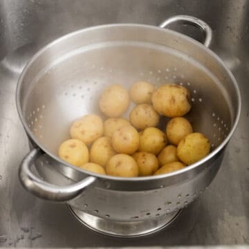 Once cooked, strain the potatoes in a colander.