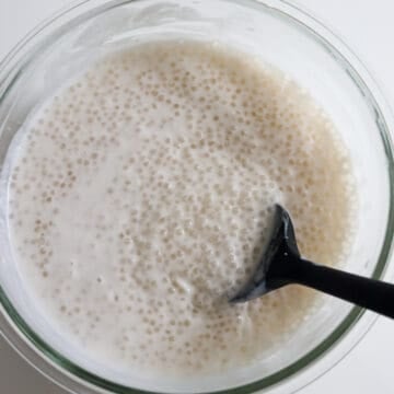 Coconut milk mixed with cooked tapioca pearls.