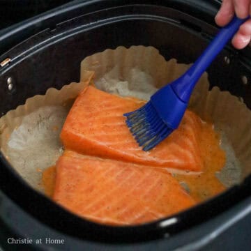 Brush the spicy mayo sauce all over the salmon, including the sides.Â