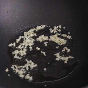 Heat vegetable oil in a large pan on medium heat. Fry minced garlic for 10 seconds or until fragrant.