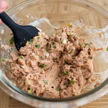 Spicy tuna mixed with green onions, Kewpie mayo, and sriracha.