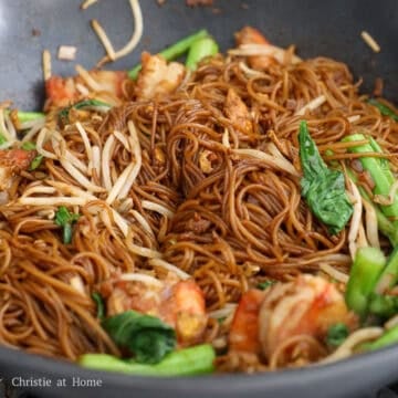 Rice vermicelli tossed with shrimp, eggs, yu choy, bean sprouts, and sauce.