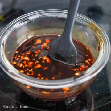 In a small bowl, combine the sauce ingredients as listed above and set aside.