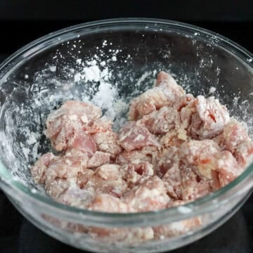 Chicken pieces evenly coated in cornstarch.