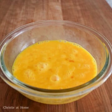 Beaten eggs mixed with toasted sesame oil until smooth.