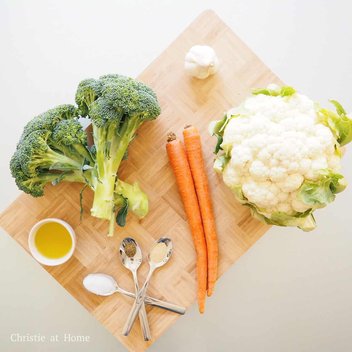 Broccoli, cauliflower, carrots, olive oil, garlic, garlic powder, onion powder, salt, and black pepper to make roasted broccoli and cauliflower.