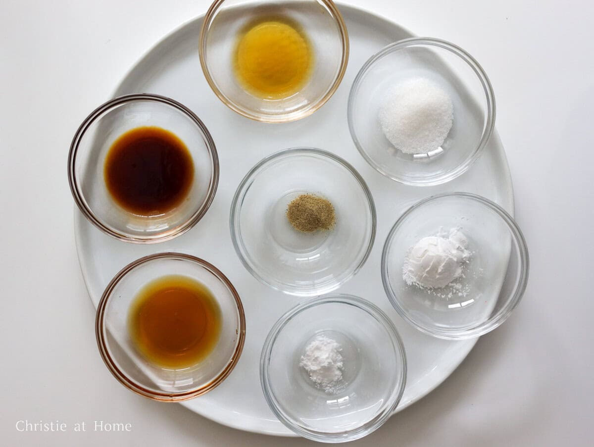 Soy sauce, Shaoxing wine, toasted sesame oil, sugar, cornstarch, baking soda, and white pepper to marinate beef.