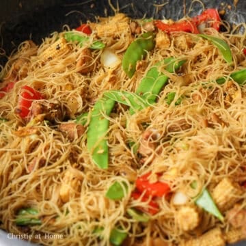 Yellow curry noodles tossed uniformly with chicken, eggs, and colorful vegetables.