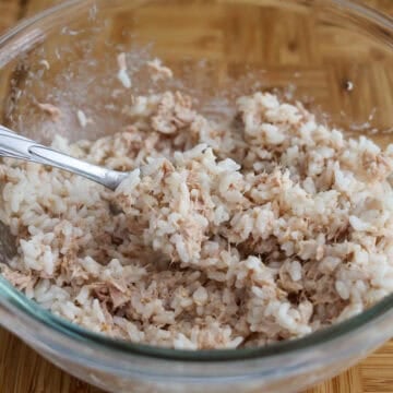 Tuna, mayonnaise, sesame oil, sesame seeds, and rice mixed together