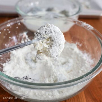 In a large bowl, whisk together cornstarch, salt, garlic powder and black pepper. Evenly coat the shrimp in cornstarch mixture and shake off any excess.