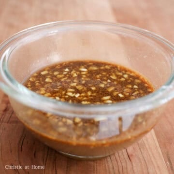 In a small bowl, combine the sauce ingredients as listed above and set aside.