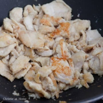 Heat 1 tablespoon or 15 ml vegetable oil in a large pan on medium-high heat, cook marinated chicken until cooked through. Remove from the pan and set aside.