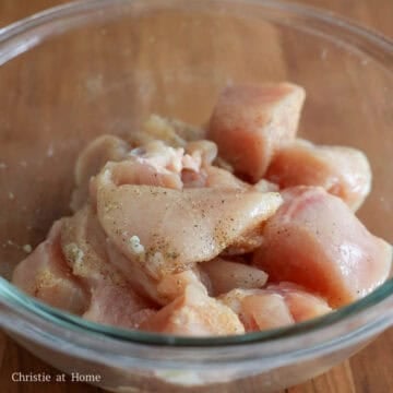 In a large bowl, season diced chicken with salt, garlic and black pepper. Set aside. 